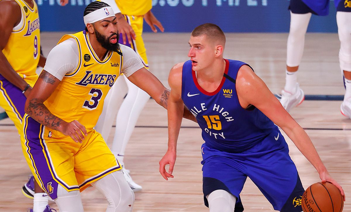 Nikola Jokic, en un 1vs1 contra Anthony Davis