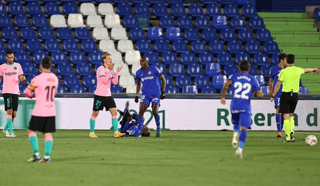 ASÍ, DIFÍCIL: Nyom debió ser expulsado, posible penalti a Ansu, pérdidas de tiempo…