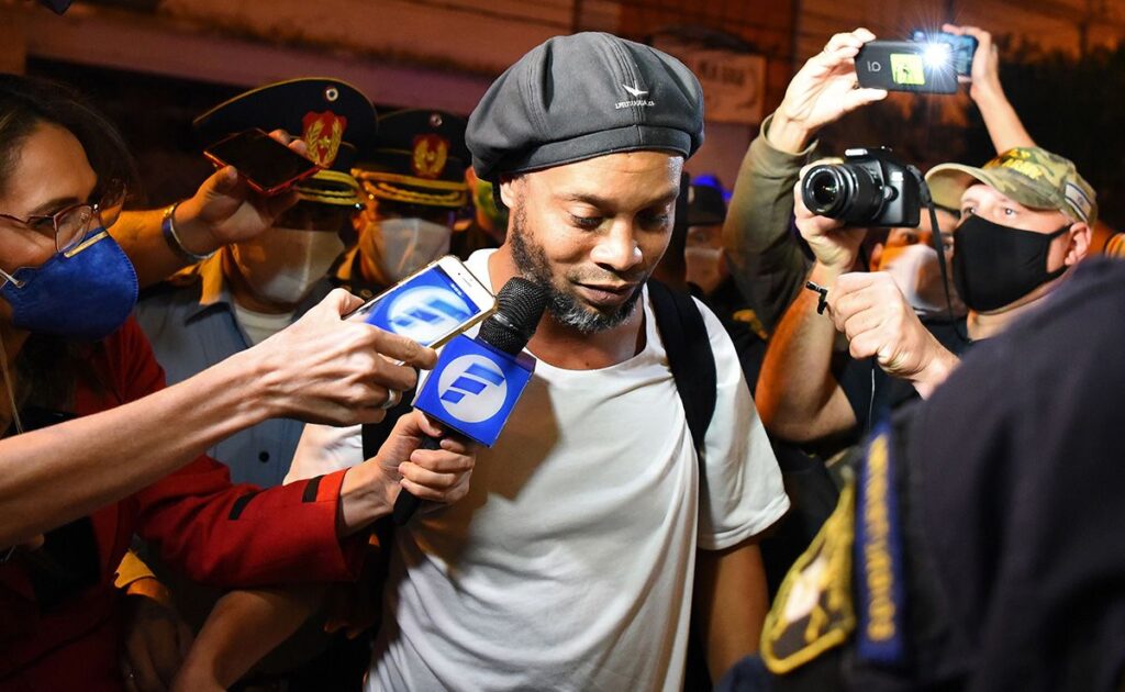 Continúa la pesadilla de Ronaldinho: dio positivo en COVID-19