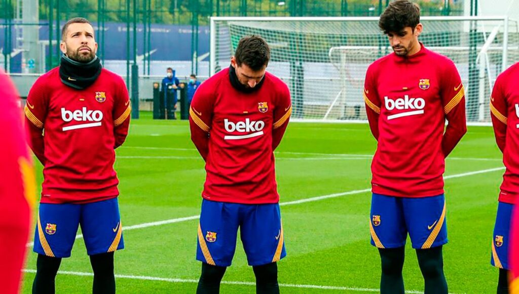 Minuto de silencio de los jugadores del FC Barcelona por Maradona