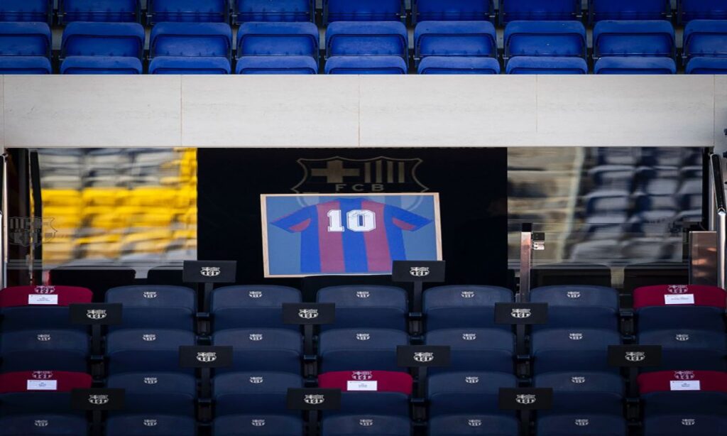 El Barcelona homenajeó a Maradona en el encuentro ante Osasuna
