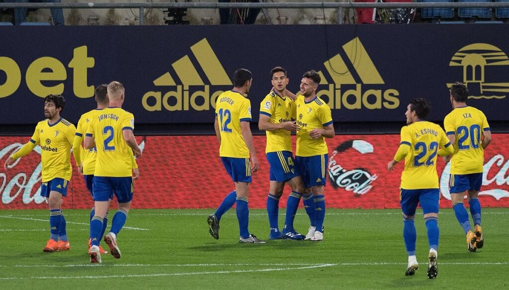 Mingueza reclamó falta tras un forcejeo en la jugada del gol del Cádiz