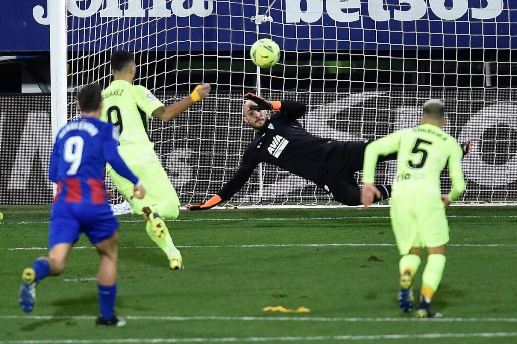 Luis Suárez, con un doblete, remonta un gol de Dmitrovic y sigue lanzando al Atleti (1-2)