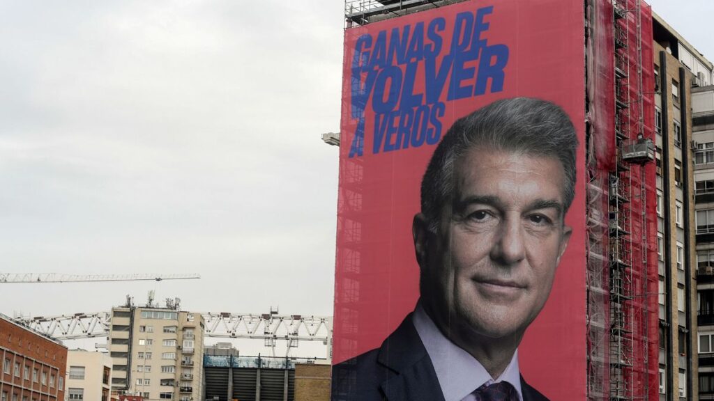Laporta aprovecha su pancarta para contribuir con la Fundació FC Barcelona