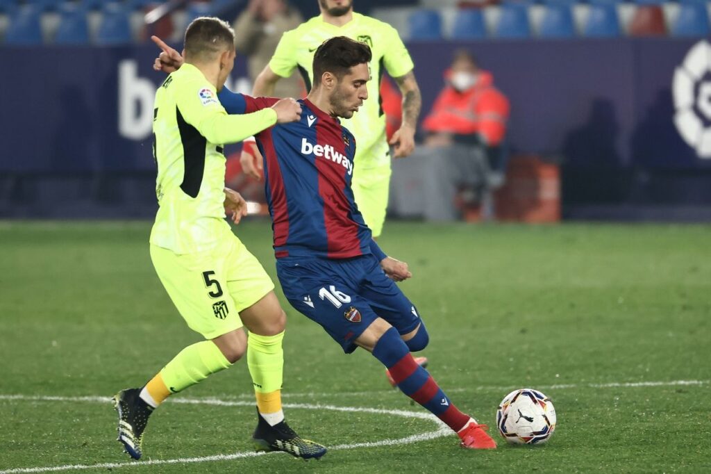 El Atlético y el Levante empatan y le dan un respiro al Barça