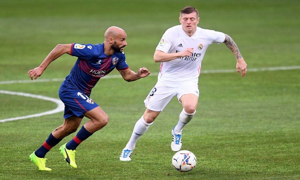 Un descafeinado Madrid venció ‘in extremis’ a un Huesca con mala fortuna (1-2)