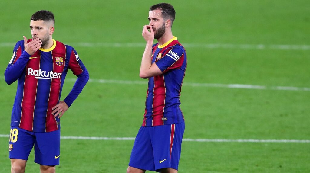 Pjanic sigue incómodo y perdido en el centro del campo del Barça