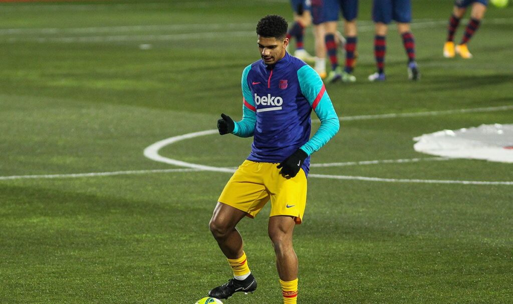 Ronald Araújo se cayó del once ante el Granada por molestias y Umtiti fue titular