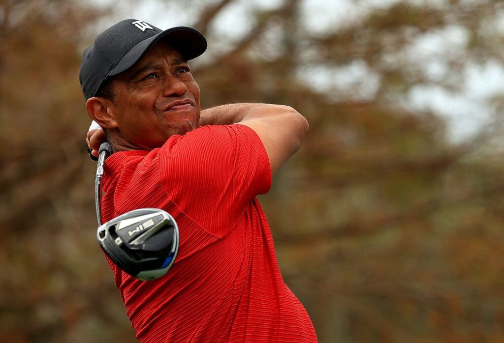 Tiger Woods resultó herido en un accidente automovilístico