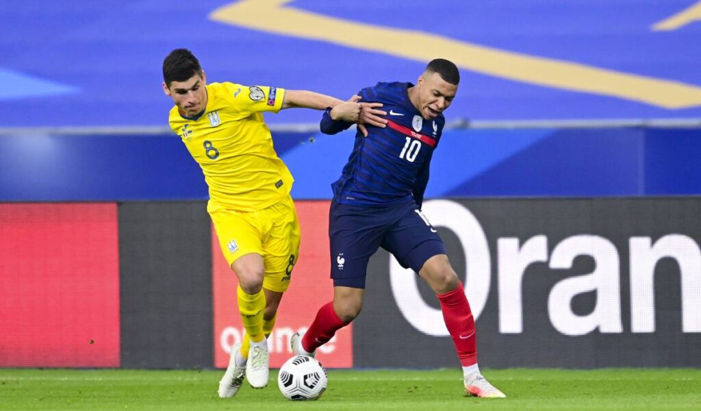 Mbappé, sorprendido ante la reacción de un compañero al ser sustituido
