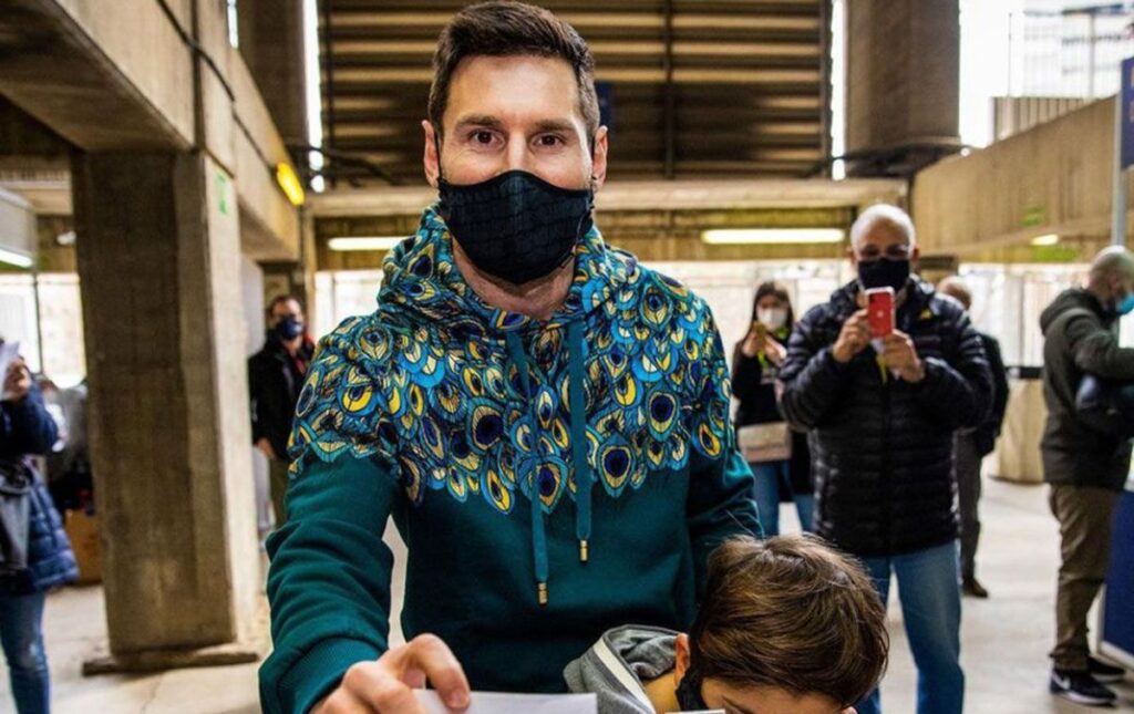 Messi votó en medio de voces que exigen su permanencia en el Barça