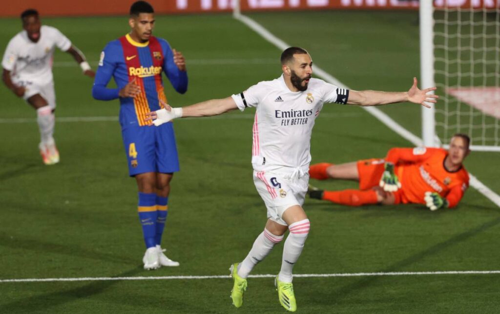 Benzema adelantó al Madrid y el Barça protestó una falta inexistente