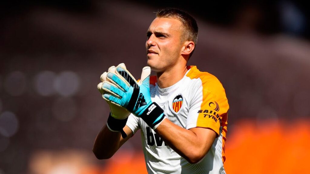 Cillessen reconoce que la baja de Leo Messi beneficia al Valencia