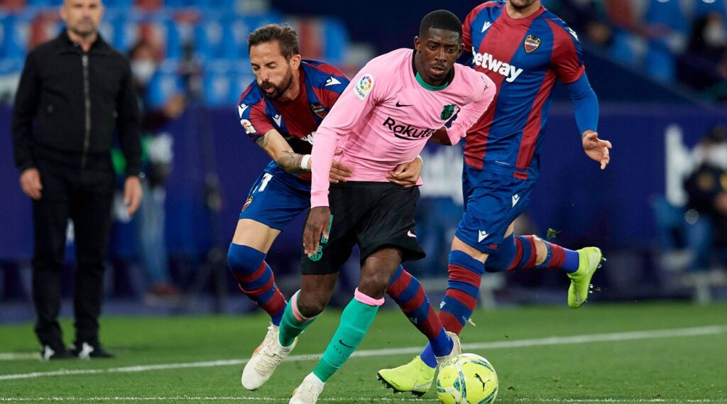 Notable alto de Dembélé como carrilero en su vuelta al once del Barça