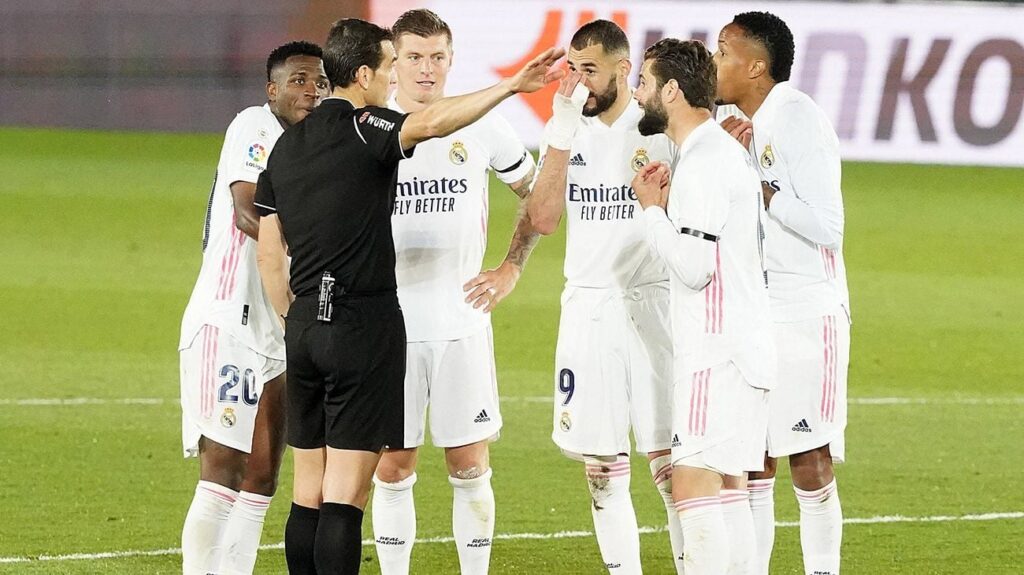 Kroos no ha pasado página y explota contra el árbitro del Madrid-Sevilla