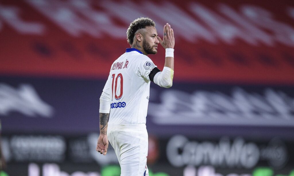 Neymar sale al paso ante la prensa para defender a Messi