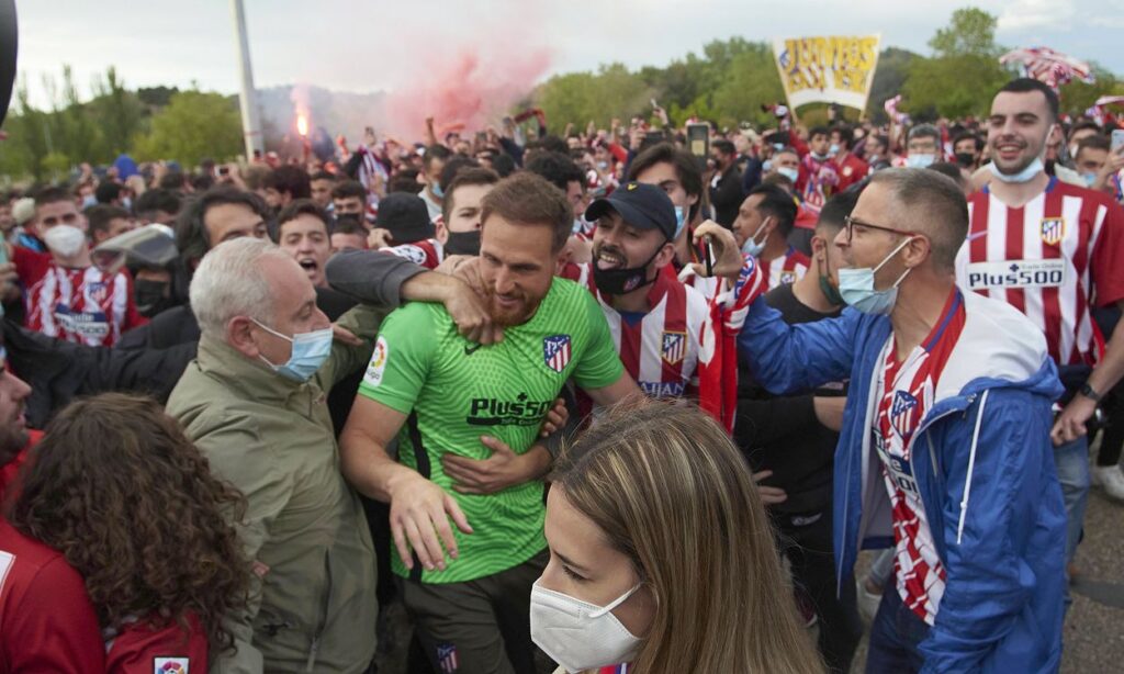 El Atlético pasa del merecido título a la irresponsable celebración