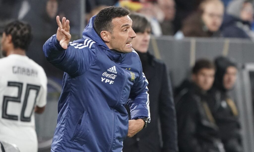 Scaloni se sube al tren de Messi y lo llena de elogios