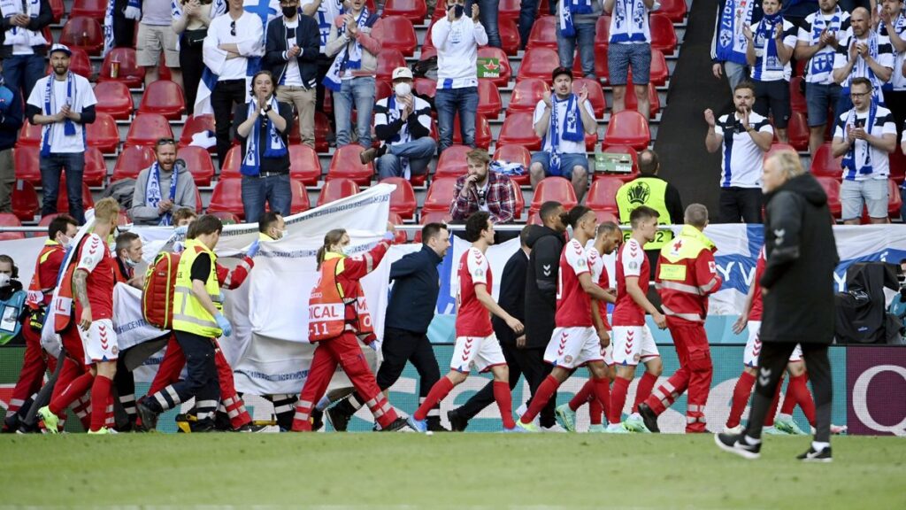 Eriksen, estable y en recuperación tras desplomarse en el Dinamarca-Finlandia