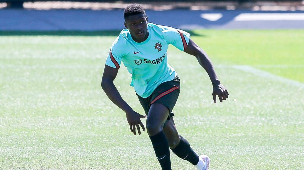 El prometedor Nuno Mendes, opción para el lateral zurdo del Barça