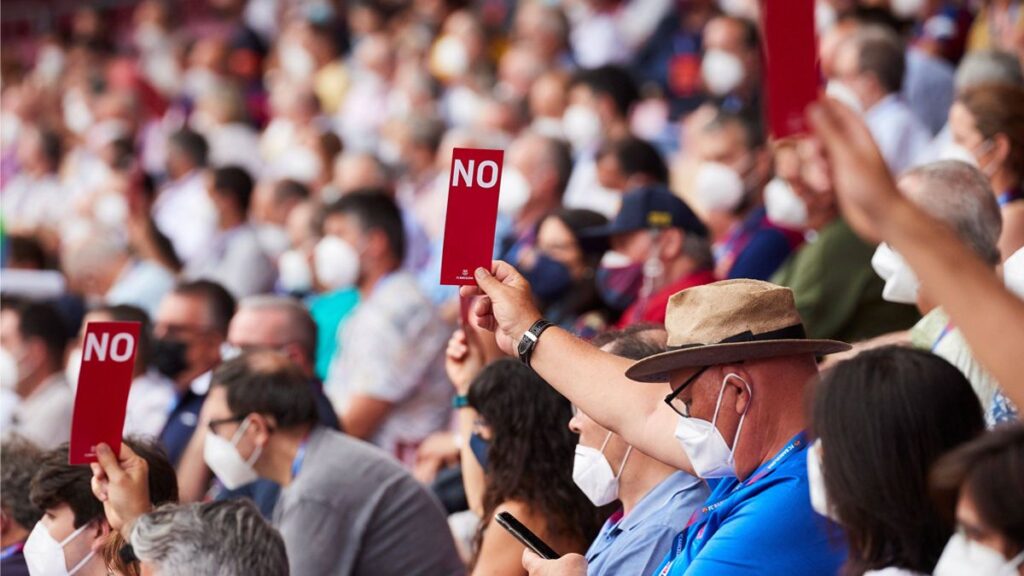 Lío en la Asamblea: Los socios pitan a Jordi Moix y Joan Laporta pide respeto