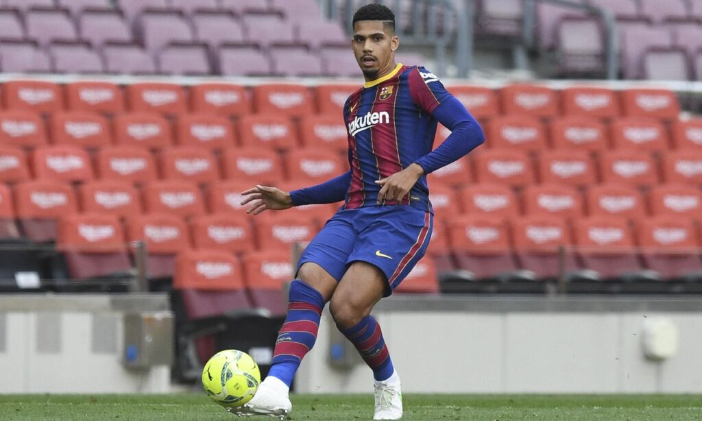 Ronald Araújo sigue sumando buenas noticias a su vida