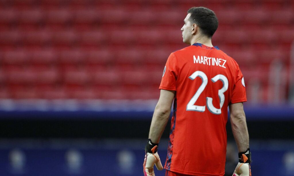 Emiliano Martínez y una clase de cómo descontrolar al rival en un penal