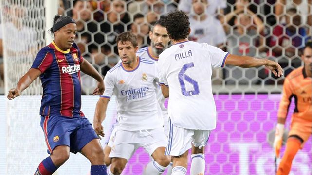 El Barça-Madrid de las leyendas fue para los blancos pese a la magia de Ronaldinho