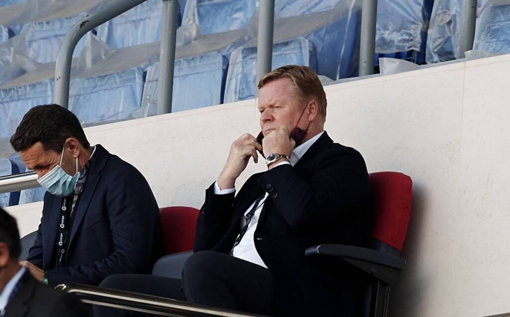 Koeman estima necesario fichar a un centrocampista para el Barça