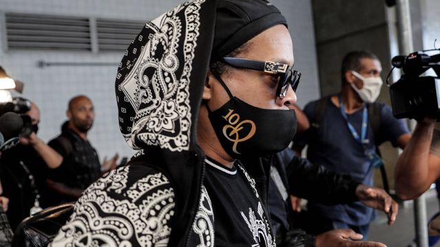 El reencuentro entre Ronaldinho y Figo previo al Barça-Madrid de leyendas