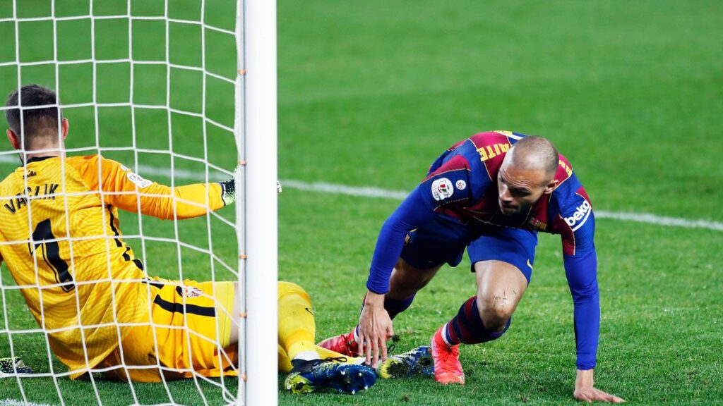 Braithwaite regresa y le quita el número “9” a Memphis Depay