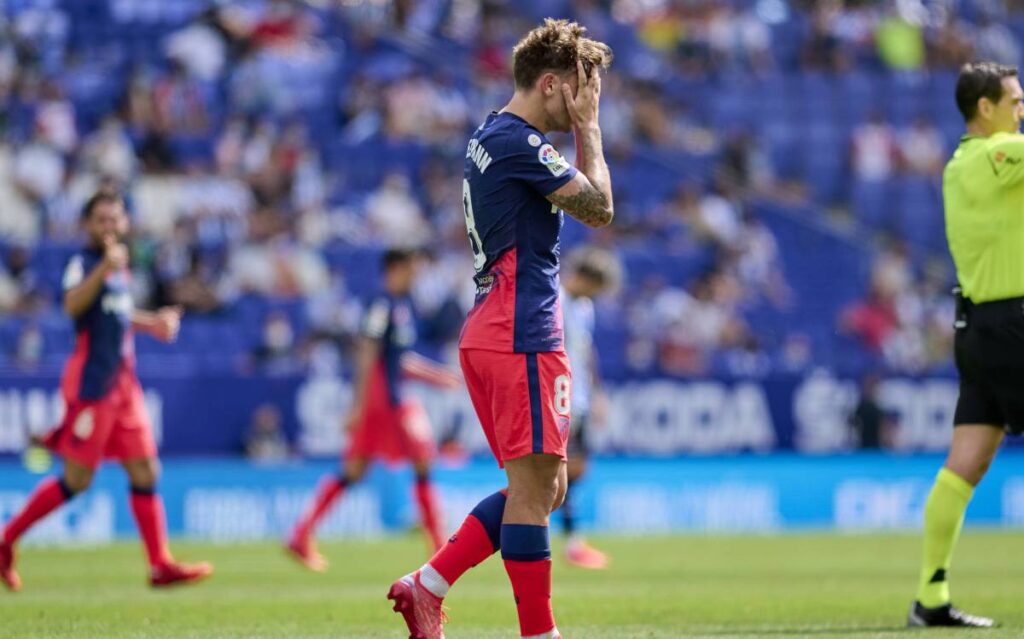 INSÓLITO: El árbitro regala 10 minutos extra al Atlético para ganar al Espanyol (1-2)