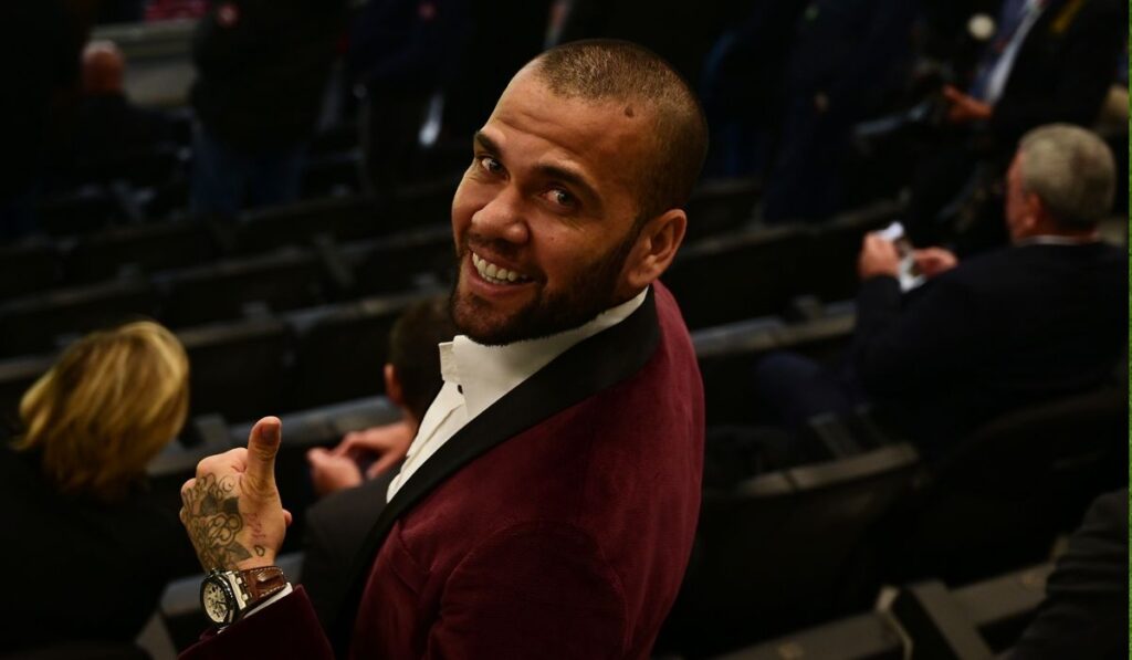 Dani Alves está en el mercado y suena para regresar a Europa