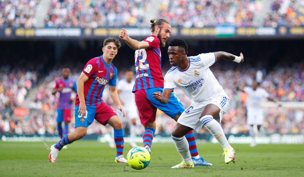 Mingueza es el indicador de que Koeman no da con la tecla de este Barça