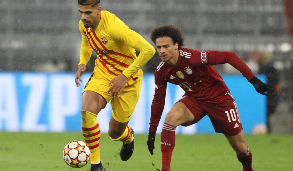 Xavi sorprendió colocando a Araújo como lateral en el Allianz Arena