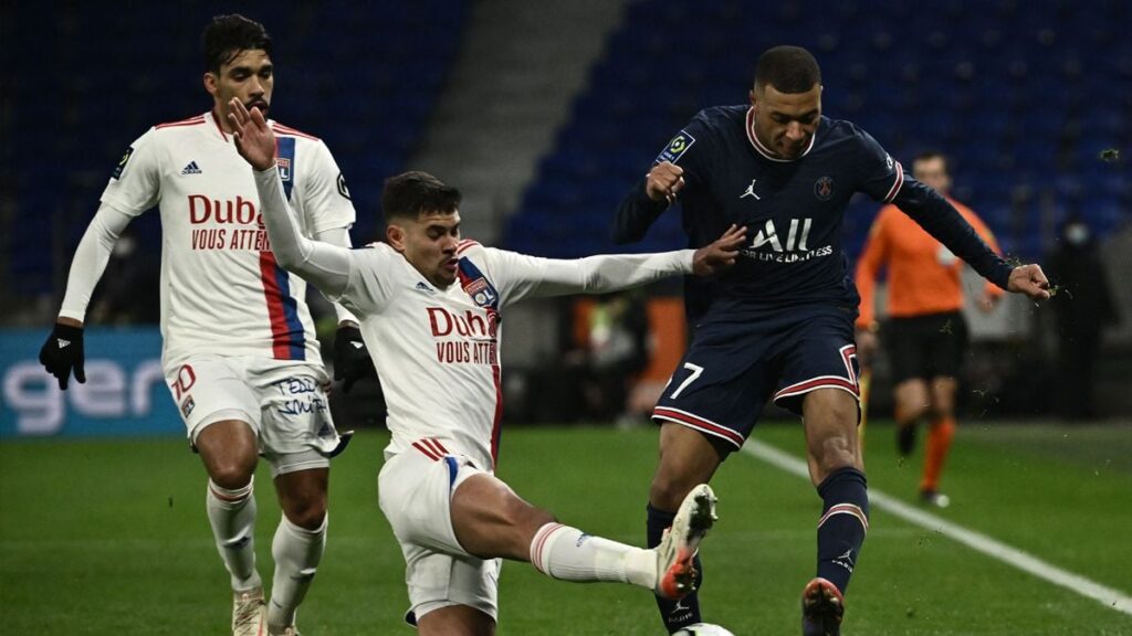 Sin Messi o Neymar, el PSG empata contra el Lyon (1-1) y profundiza su crisis