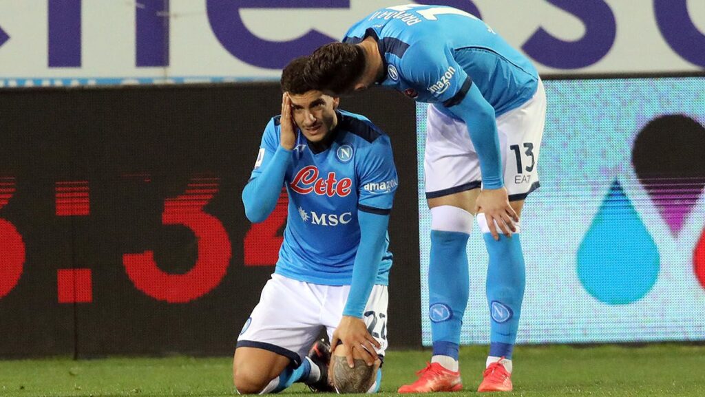 ¿Posible baja ante el Barça? Un titularísimo del Napoli se retira ‘tocado’