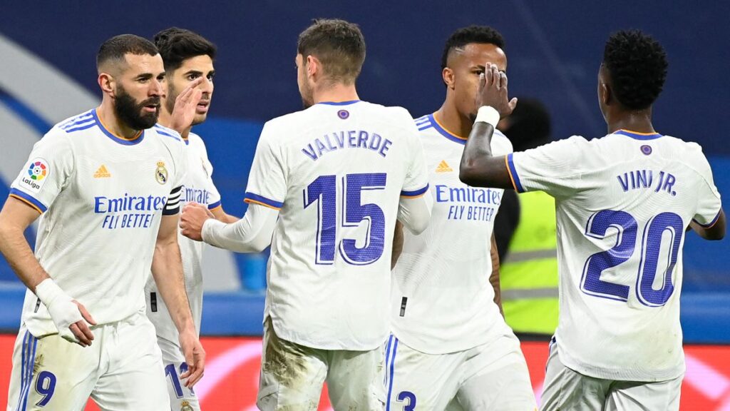 Un Real Madrid de menos a más vuelve a sonreír a costa del Alavés (3-0)