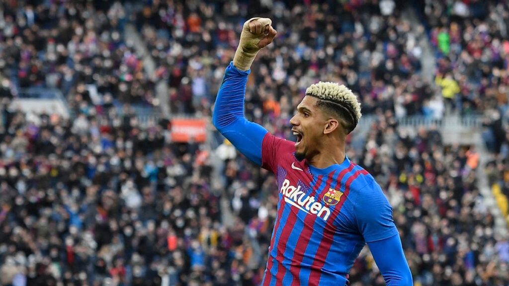 OFICIAL: ¡Ronald Araújo renueva con el Barça hasta 2026!