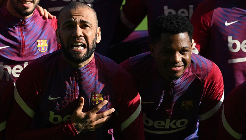 Alves se ha convertido en el gran ‘socio’ de Ansu en el vestuario del Barça