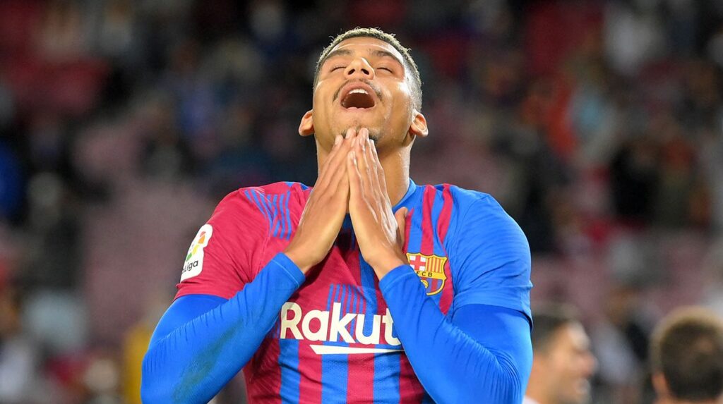 ¡Alarma Araújo! El central se fue lesionado del Real Sociedad-Barça