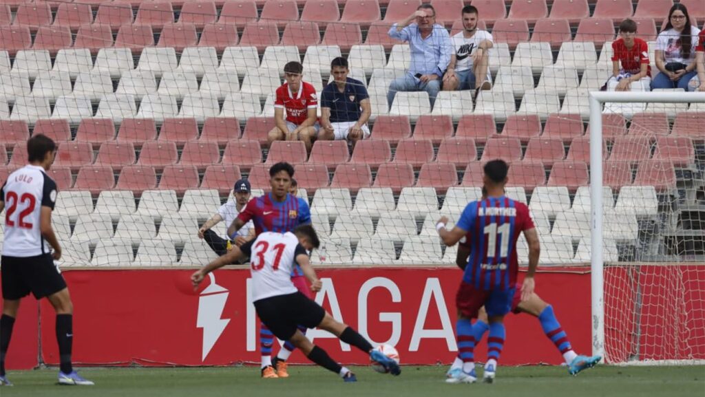 El Barça B se aleja de la promoción tras caer en Sevilla (2-1)