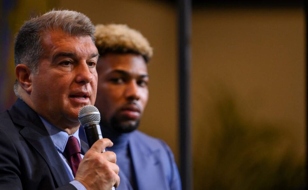 Laporta se pronuncia sobre la continuidad de Adama y Alves en el Barça