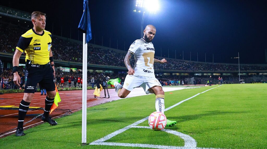 Dani Alves debutó con Pumas siendo decisivo