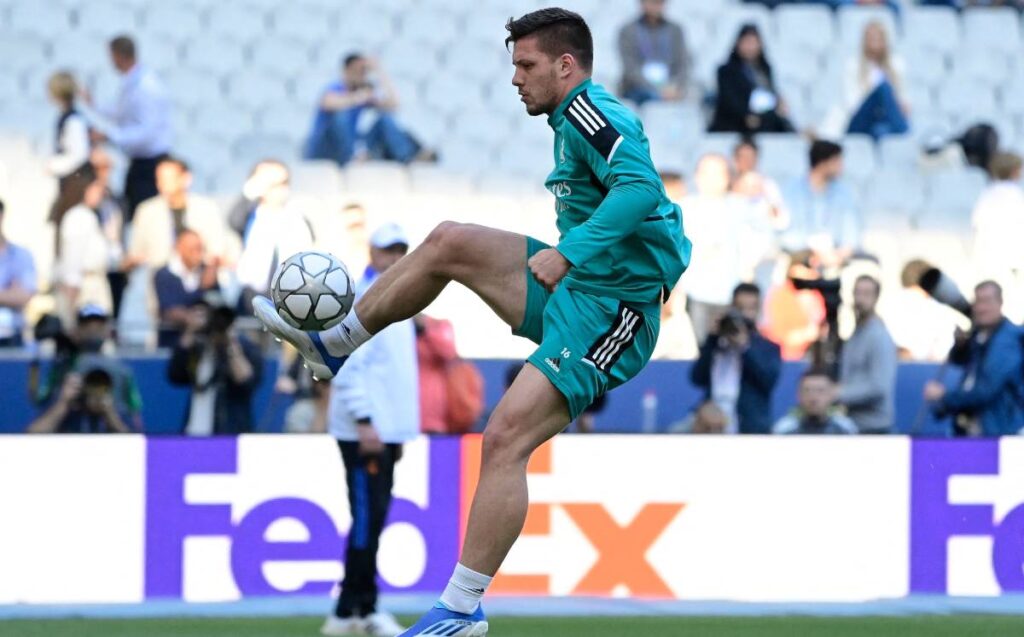 Jovic evita las polémicas en su presentación y pone ‘por las nubes’ a Ancelotti