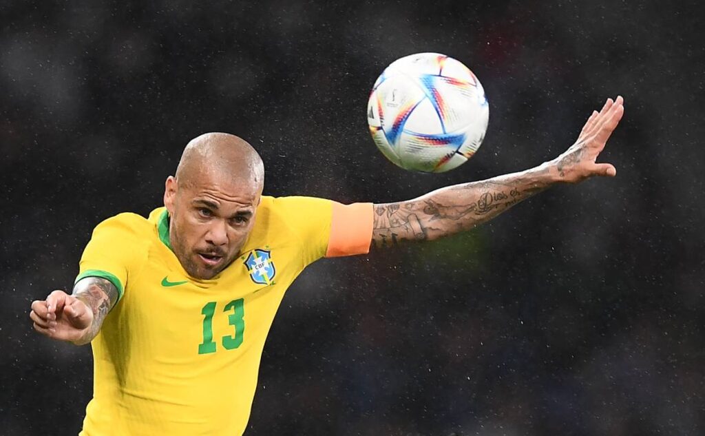 Dani Alves responde al entrenador que rechazó ficharle por su edad