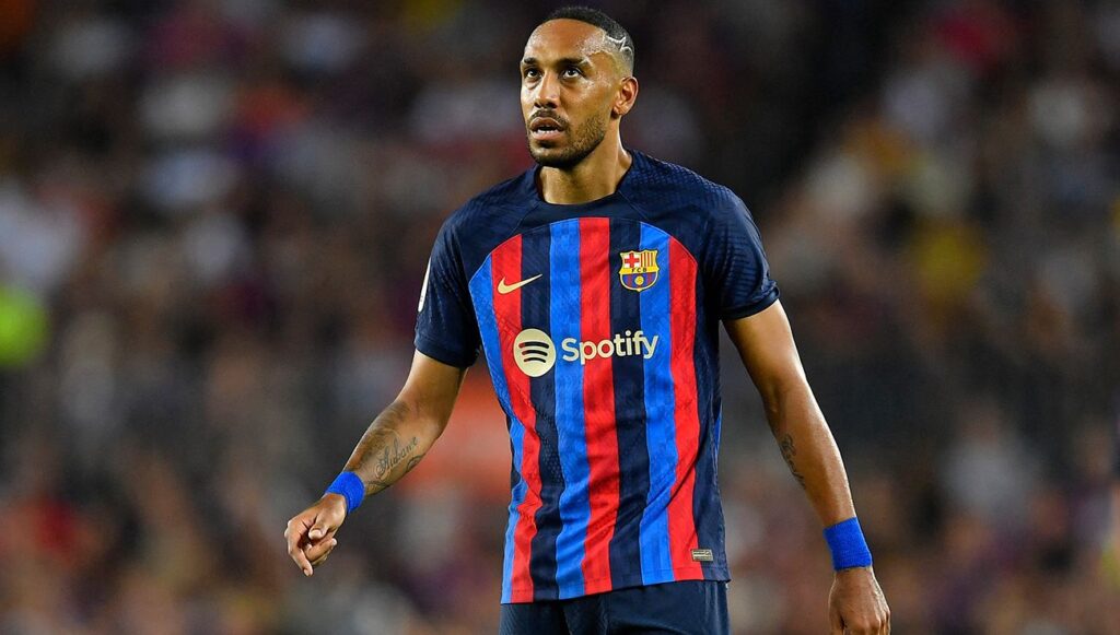 La salida de Aubameyang del Barça queda paralizada