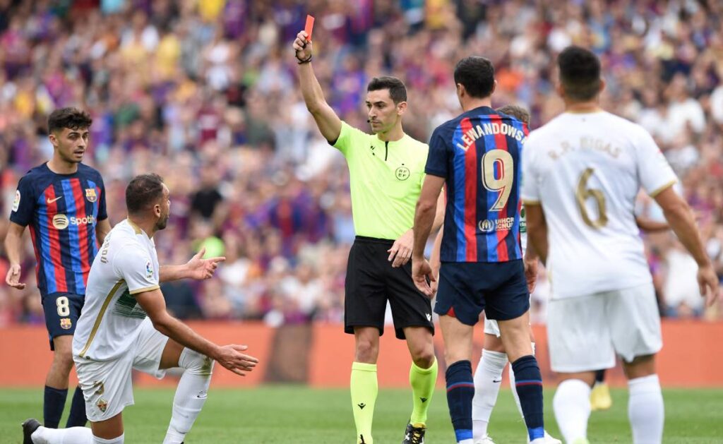 Expulsión del Elche, posible roja a Kessié, gol anulado a Pedri… La polémica del Barça-Elche