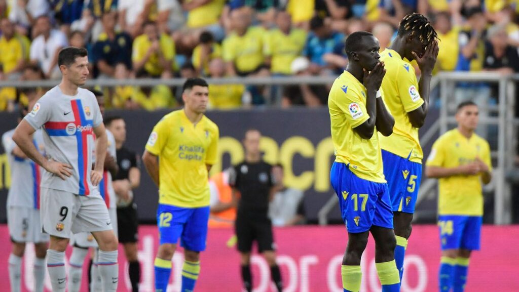 El Cádiz-Barça se reanudó tras 1 hora parado por una urgencia médica