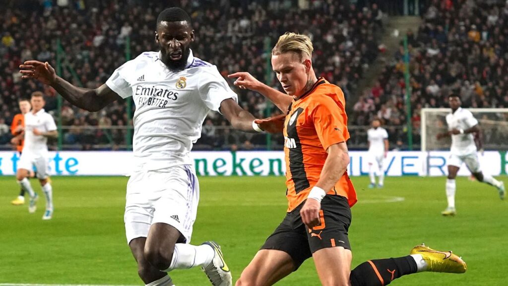 El peor Madrid del curso se salva ante el Shakhtar antes del Clásico (1-1)